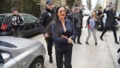 CRVENI KARMIN I NAOČARE ZA SUNCE: Ceca zablistala u elegantnoj kombinaciji (FOTO)