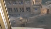 POGLEDAJTE - ONI SU PREŽIVELI DIREKTAN POGODAK: Ovo je posada ruskog tenka u Mariupolju kojoj britanski NLAV nije mogao ništa (VIDEO)