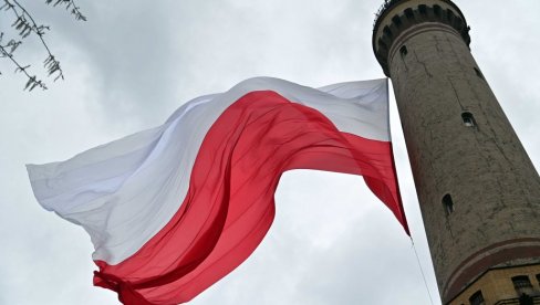 ЕВРОПСКИ ПАРЛАМЕНТ УКИНУО ИМУНИТЕТ ДЕСНИЧАРУ : Обрисао ципеле о заставу, па је запалио