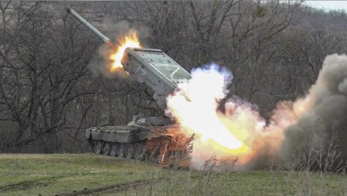 POGLEDAJTE – PLAMENA KIŠA TOS-1: Dejstvo ruske raketne artiljerije na Izjumskom frontu (VIDEO)