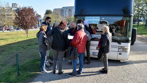 PUTOVANJE ZA PALILULSKE SENIORE: Penzioneri otišli na besplatno dvodnevno putovanje na Frušku goru