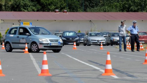 ZA NOVE VOZAČE 50 ODSTO SKUPLJE DO DOZVOLE: Ako MUP usvoji predlog ovo je nova cena obuke ZA NOVE VOZAČE 50 ODSTO SKUPLJE DO DOZVOLE: Ako MUP usvoji predlog ovo je nova cena obuke
