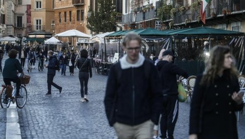 RIM VELIKOM BRZINOM MENJA LICE SA ZATVORENIM RADNJAMA: Mesare, pekare, male radnje koje su prodavale sve, spuštaju roletne RIM VELIKOM BRZINOM MENJA LICE SA ZATVORENIM RADNJAMA: Mesare, pekare, male radnje koje su prodavale sve, spuštaju roletne