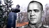 SPECIJALCI AZOVA SRUŠILI SPOMENIK ŽUKOVU! Rusi momentalno reagovali, lik čuvenog generala Ukrajinci bacili na deponiju (VIDEO)