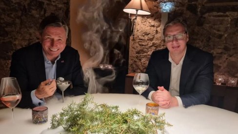 VUČIĆ I PAHOR KOD ZAJEDNIČKOG PRIJATELJA NA VEČERI: Slovenija i Srbija nastaviće put iskrenog prijateljstva VUČIĆ I PAHOR KOD ZAJEDNIČKOG PRIJATELJA NA VEČERI: Slovenija i Srbija nastaviće put iskrenog prijateljstva