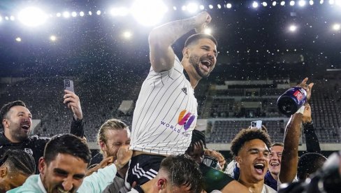 FURIOZNI SRBIN! Mitrović srušio rivala sa dva gola u pet minuta: Srpska gol-mašina se polako pali (VIDEO) FURIOZNI SRBIN! Mitrović srušio rivala sa dva gola u pet minuta: Srpska gol-mašina se polako pali (VIDEO)