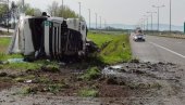 POZNATO STANJE POVREĐENOG KAMIONDŽIJE: Šleper se prevrnuo na auto-putu kod „Naisa“