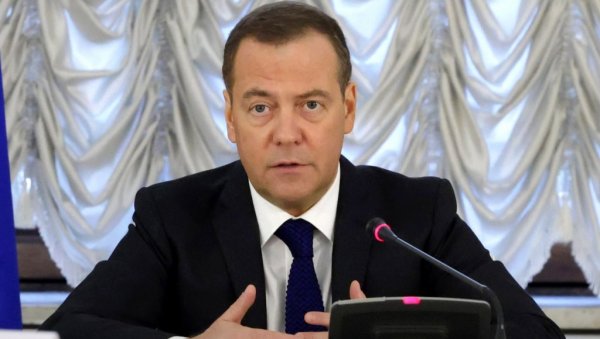 СВОЈЕ НЕ ОСТАВЉАМО НА ЦЕДИЛУ Медведев открио - Ово је био мото Русије у 2022.