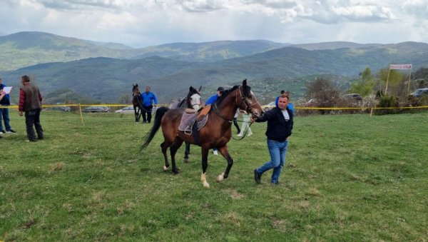 ТРАДИЦИЈА НАСТАВЉЕНА НАКОН ДВЕ ГОДИНЕ: Комаранска кошија код Бродарева окупила на хиљаде посетилаца (ФОТО)