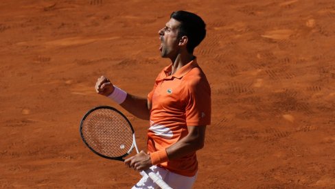 ĐOKOVIĆ ŠOKIRAO PUBLIKU U RIMU: Novak nije mogao da ćuti, opsovao nepristojnog navijača (VIDEO) ĐOKOVIĆ ŠOKIRAO PUBLIKU U RIMU: Novak nije mogao da ćuti, opsovao nepristojnog navijača (VIDEO)