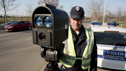 TROJICA ZADRŽANA NA TREŽNJENJU: Policija u Južnobačkom okrugu za dan iz saobraćaja isključila 13 vozača