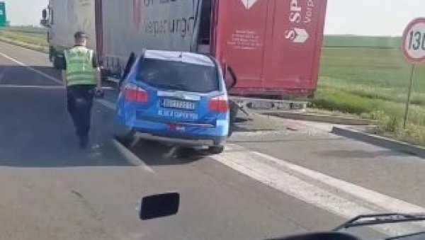 ТЕШКА САОБРАЋАЈНА НЕСРЕЋА КОД ДОБАНОВАЦА: Аутомобил се закуцао у камион (ФОТО)