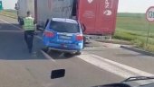 ТЕШКА САОБРАЋАЈНА НЕСРЕЋА КОД ДОБАНОВАЦА: Аутомобил се закуцао у камион (ФОТО)