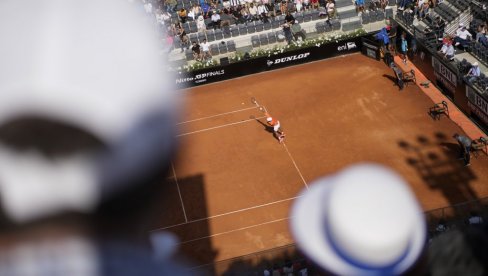 ĐOKOVIĆ RASPAMETIO ITALIJU: Novak objasnio potpis na kameri posle trijumfa, ovo niko nije očekivao! ĐOKOVIĆ RASPAMETIO ITALIJU: Novak objasnio potpis na kameri posle trijumfa, ovo niko nije očekivao!