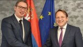 VUČIĆ SE SASTAO SA VARHELJIJEM: Predsednik Srbije u radnoj poseti Briselu (FOTO)