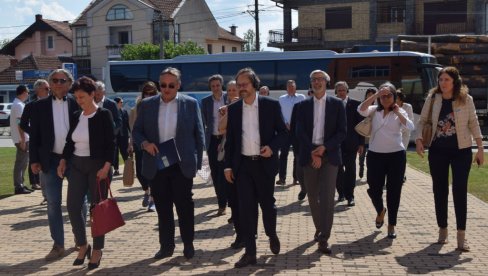 PRIMER DOBRE SARADNJE SA EVROPSKOM UNIJOM: Svilajnac posetilo 20 ambasadora iz zemalja EU (FOTO/VIDEO) PRIMER DOBRE SARADNJE SA EVROPSKOM UNIJOM: Svilajnac posetilo 20 ambasadora iz zemalja EU (FOTO/VIDEO)