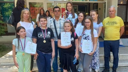 SVILAJNAČKI ĐACI BRILJIRALI: Osvojili pet prvih, jednu drugu i jednu treću nagradu SVILAJNAČKI ĐACI BRILJIRALI: Osvojili pet prvih, jednu drugu i jednu treću nagradu