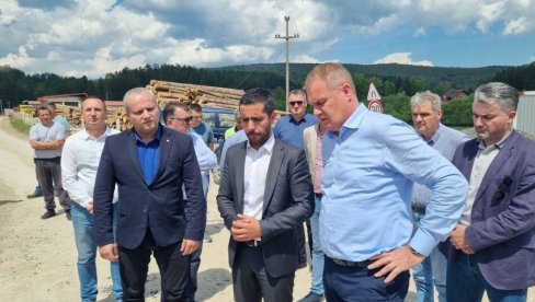 RADOVI NA REKONSTRUKCIJI PUTA KOKIN BROD-PRIBOJSKA BANJA: Ministar Momirović se uverio u kvalitet posla RADOVI NA REKONSTRUKCIJI PUTA KOKIN BROD-PRIBOJSKA BANJA: Ministar Momirović se uverio u kvalitet posla