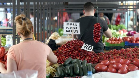 TREŠNJE KAO SUVO ZLATO, KILO DO 700 DINARA: Cene na pijacama „divljaju“, ljudi jagode kupuju po 100-200 grama (FOTO) TREŠNJE KAO SUVO ZLATO, KILO DO 700 DINARA: Cene na pijacama „divljaju“, ljudi jagode kupuju po 100-200 grama (FOTO)