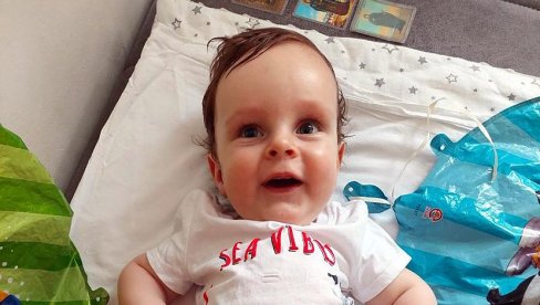 VUKAN SVE BOLJE: Danas napunio 11 meseci, sam drži flašicu (FOTO) VUKAN SVE BOLJE: Danas napunio 11 meseci, sam drži flašicu (FOTO)