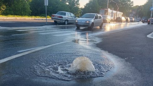 HAVARIJA NA BANJICI: Zbog kvara na uličnoj cevi pojedini građani bez vode i struje (FOTO) HAVARIJA NA BANJICI: Zbog kvara na uličnoj cevi pojedini građani bez vode i struje (FOTO)