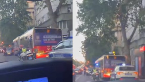 SUDARILI SE AUTOMOBIL I AUTOBUS BROJ 27: Saobraćajna nezgoda na Bulevaru kralja Aleksandra (VIDEO) SUDARILI SE AUTOMOBIL I AUTOBUS BROJ 27: Saobraćajna nezgoda na Bulevaru kralja Aleksandra (VIDEO)