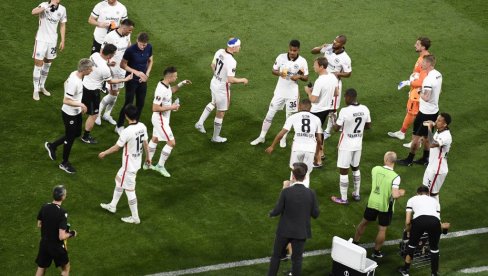 ŽURKA NA KONFERENCIJI: Fudbaleri Ajntrahta na lud način proslavili trofej (VIDEO) ŽURKA NA KONFERENCIJI: Fudbaleri Ajntrahta na lud način proslavili trofej (VIDEO)