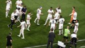 ŽURKA NA KONFERENCIJI: Fudbaleri Ajntrahta na lud način proslavili trofej (VIDEO) ŽURKA NA KONFERENCIJI: Fudbaleri Ajntrahta na lud način proslavili trofej (VIDEO)