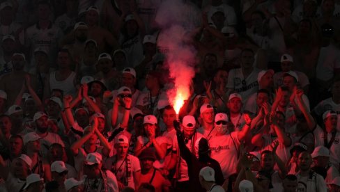 GORI FRANKFURT: Spektakularan doček, 200 hiljada navijača slavi fudbalere Ajntrahta (VIDEO) GORI FRANKFURT: Spektakularan doček, 200 hiljada navijača slavi fudbalere Ajntrahta (VIDEO)