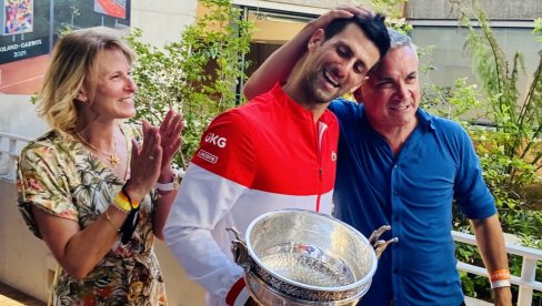 NOVOSTI NA RG GDE ĐOKOVIĆ BRANI TROFEJ: Iz Srbije dolazim, ponosim se srcem svim (FOTO) NOVOSTI NA RG GDE ĐOKOVIĆ BRANI TROFEJ: Iz Srbije dolazim, ponosim se srcem svim (FOTO)