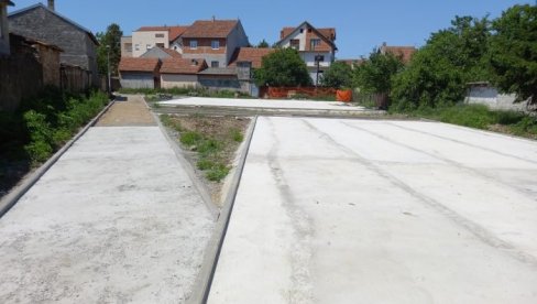 OBNAVLJAJU STARI PARK U BATAJNICI: Deo zemunskog naselja u novom ruhu OBNAVLJAJU STARI PARK U BATAJNICI: Deo zemunskog naselja u novom ruhu
