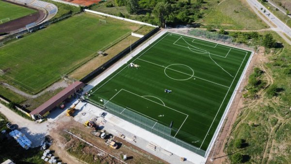 ПОСТАВЉА СЕ ВЕШТАЧКА ТРАВА: Завршавају се радови на новом стадиону у Пироту