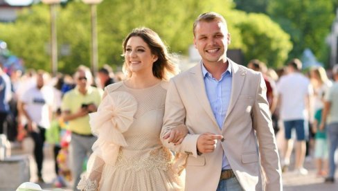 „OVO JE MOJA DRUGA MATURA“: Stanivuković zajedno sa maturantima prošetao Banjalukom