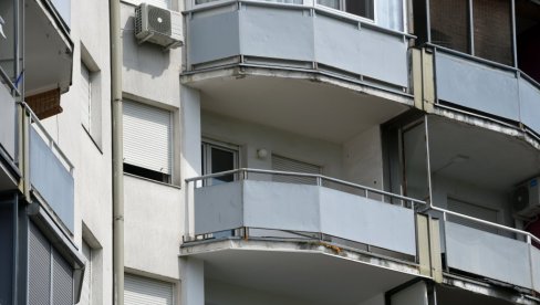 PSI U STANU DO SUDSKOG NALOGA: Nema dogovora sa komšinicom koja drži životinje u Garsije Lorke 2v PSI U STANU DO SUDSKOG NALOGA: Nema dogovora sa komšinicom koja drži životinje u Garsije Lorke 2v