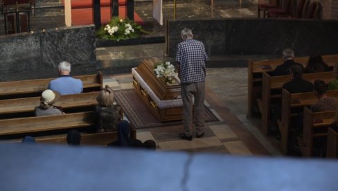 ОПРОШТАЈ ОД МАТЕЈА ПЕРИША: Тело изложено у Цркви Светог Антуна, службу предводи надбискуп Хочевар (ФОТО/ВИДЕО) ОПРОШТАЈ ОД МАТЕЈА ПЕРИША: Тело изложено у Цркви Светог Антуна, службу предводи надбискуп Хочевар (ФОТО/ВИДЕО)
