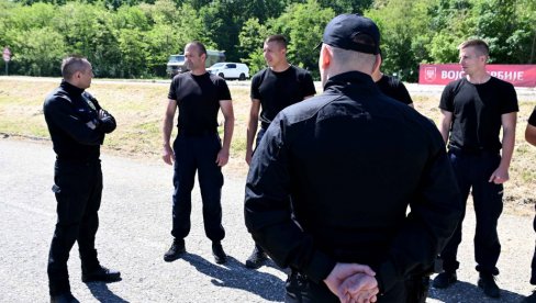 ВУЛИН НА „ТРЦИ ХЕРОЈА“: Србија има најреспектабилнију војску и полицију у региону (ФОТО) ВУЛИН НА „ТРЦИ ХЕРОЈА“: Србија има најреспектабилнију војску и полицију у региону (ФОТО)
