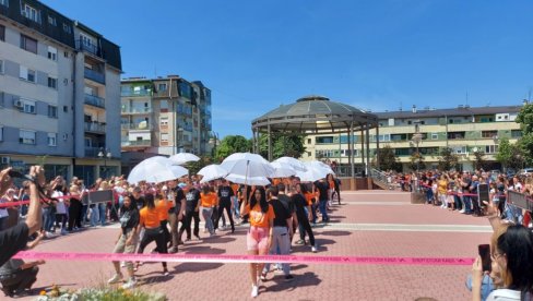 ТРАДИЦИОНАЛНА МАНИФЕСТАЦИЈА: Квадрил апатинских матураната ТРАДИЦИОНАЛНА МАНИФЕСТАЦИЈА: Квадрил апатинских матураната