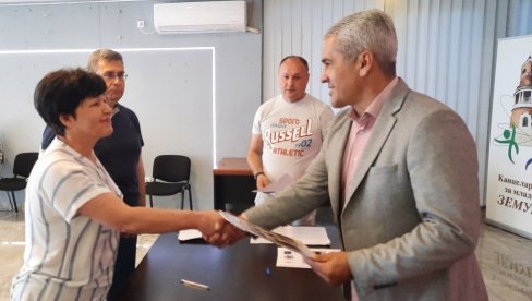 ГРАЂЕВИНСКИ МАТЕРИЈАЛ ЗА ИЗБЕГЛИЦЕ: Помоћ за осам породица из Земуна ГРАЂЕВИНСКИ МАТЕРИЈАЛ ЗА ИЗБЕГЛИЦЕ: Помоћ за осам породица из Земуна