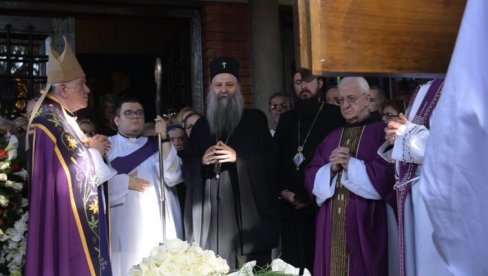 ПАТРИЈАРХ ПОРФИРИЈЕ НА ОПЕЛУ ЗА МАТЕЈА ПЕРИША: Чекамо када ћемо и ми доћи да се са њим загрлимо и видимо (ФОТО/ВИДЕО) ПАТРИЈАРХ ПОРФИРИЈЕ НА ОПЕЛУ ЗА МАТЕЈА ПЕРИША: Чекамо када ћемо и ми доћи да се са њим загрлимо и видимо (ФОТО/ВИДЕО)