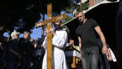 OBJAVLJENE FOTOGRAFIJE SA SAHRANE MATEJA PERIŠA: Mladića iz Splita na večni počinak ispratilo oko 500 prijatelja i rođaka (VIDEO) OBJAVLJENE FOTOGRAFIJE SA SAHRANE MATEJA PERIŠA: Mladića iz Splita na večni počinak ispratilo oko 500 prijatelja i rođaka (VIDEO)