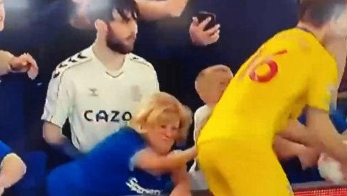 GOSPOĐO, ŠTA VAM JE? Engleska navijačica uhvatila protivničkog fudbalera kako se to ne radi, ali to nije sve... (VIDEO)