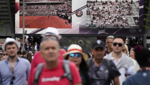 ČUDO NA ROLAN GAROSU: Ništa od odbrane trona, desila se senzacija u Parizu ČUDO NA ROLAN GAROSU: Ništa od odbrane trona, desila se senzacija u Parizu