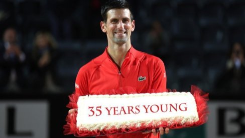TORTA POSLE TRENINGA: Novak Đoković u Bulonjskoj šumi proslavio 35. rođendan (VIDEO) TORTA POSLE TRENINGA: Novak Đoković u Bulonjskoj šumi proslavio 35. rođendan (VIDEO)