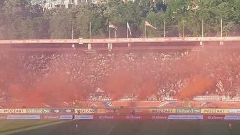 A SA TRI TRIBINE MARAKANE, ISTOVREMENO... Navijači Zvezde pirotehnikom obeležili start meča sa Voždovcem (VIDEO) A SA TRI TRIBINE MARAKANE, ISTOVREMENO... Navijači Zvezde pirotehnikom obeležili start meča sa Voždovcem (VIDEO)