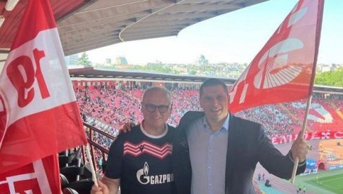 VESIĆ NAVIJAO NA MARAKANI: Zvezda slavila titulu u prostorijama kluba, zamenik gradonačelnika najglasniji u podršci (VIDEO) VESIĆ NAVIJAO NA MARAKANI: Zvezda slavila titulu u prostorijama kluba, zamenik gradonačelnika najglasniji u podršci (VIDEO)