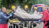 CRN DIM KULJAO IZ STANA: Požar u Ulici Rajka Mitića, žena izvučena iz plamena (FOTO) CRN DIM KULJAO IZ STANA: Požar u Ulici Rajka Mitića, žena izvučena iz plamena (FOTO)