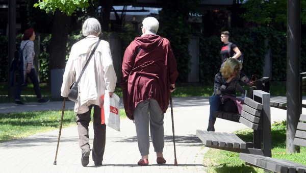 ЧЕКОВИ ИСПОД 40 ОДСТО ЗАРАДЕ: Пензионери траже ванредно усклађивање пензија и измену швајцарске формуле, пре свега због повећања цена