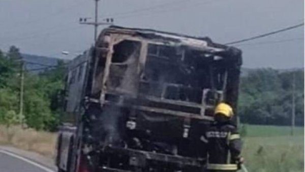 ПОЖАР КОД ОБРЕНОВЦА: Потпуно изгорео Ластин аутобус (ВИДЕО)