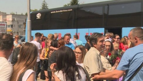 U KEŠU DA PLATE 85.400 DINARA: Roditelji maturanata poznate gimnazije u šoku pred ekskurziju U KEŠU DA PLATE 85.400 DINARA: Roditelji maturanata poznate gimnazije u šoku pred ekskurziju