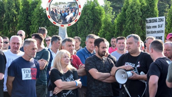 ЗАПОСЛЕНИ ОЧЕКУЈУ БОЉЕ УСЛОВЕ: Због чега су пред фабриком Фијат Крајслер аутомобила у Крагујевцу радници организовали протест